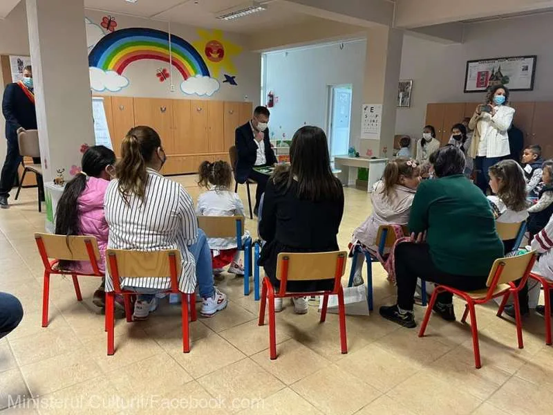Ministrul Culturii, Bogdan Gheorghiu le-a citit povești copiilor în cadrul programului 'Citeşte-mi 100 de poveşti'
