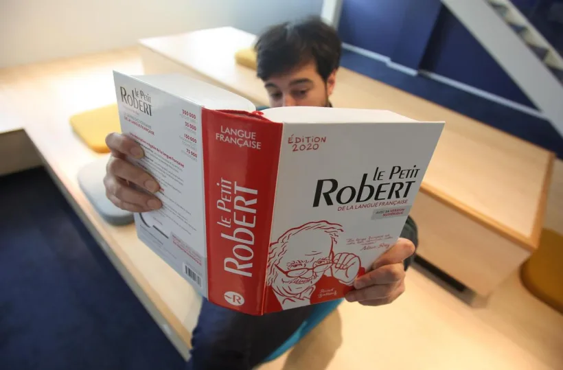Le Robert, unul dintre cele două mari dicţionare comerciale din Franţa, scrie în ediţia 2022 termenul "covid" cu litere mici