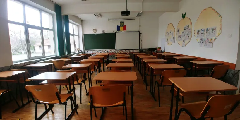 Cursuri suspendate în aproape 100 de școli din județul Galați