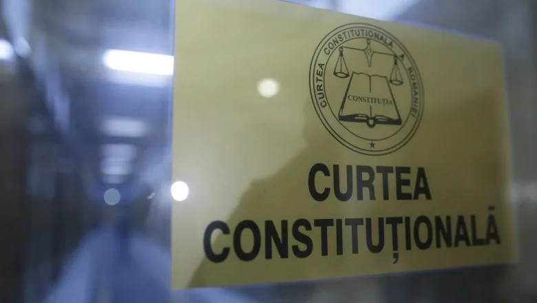 Klaus Iohannis i-a decorat pe președintele CCR și doi judecători
