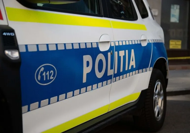 Lozinci strigate în fața sediului USR. Un tânăr a fost sancționat de polițiști