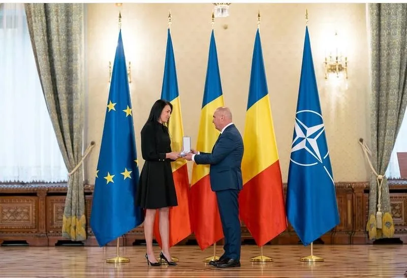 Ilie Bolojan i-a acordat Cristinei Neagu Ordinul Național Serviciul Credincios în Grad de Cavaler