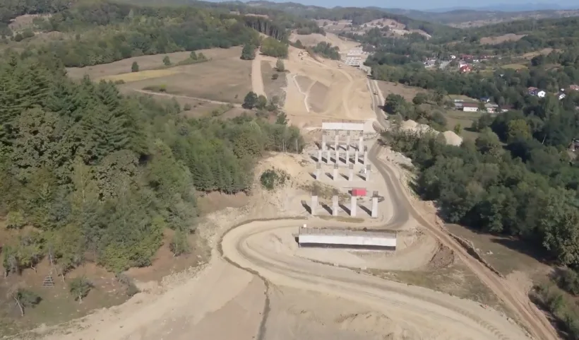 Sute de muncitori, mobilizați pe sectorul Tigveni-Curtea de Arge al autostrăzii Sibiu-Pitești