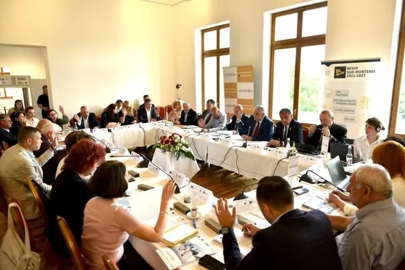 Interconectarea  localităților din județul nostru și conexiunea lor la drumurile naționale este o prioritate în acest mandat!