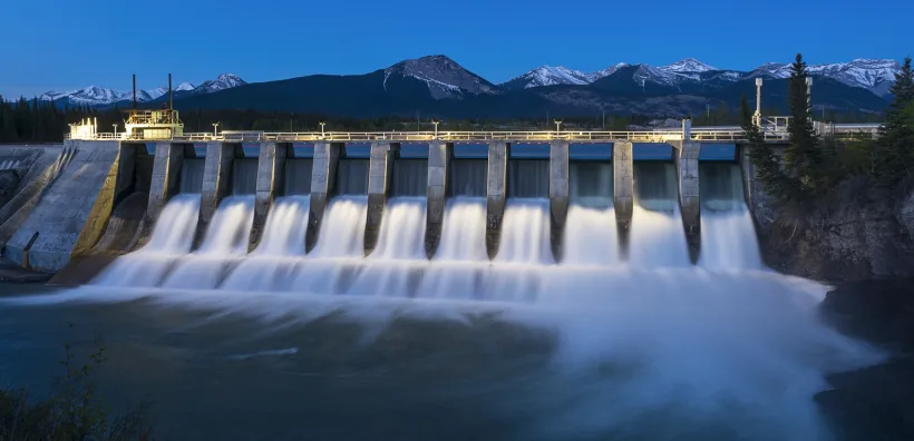 Proiect Hidroelectrica. O centrală electrică cu panouri fotovoltaice va fi amplasată pe un lac din Olt