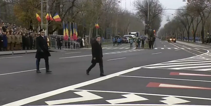 1 Decembrie la București: parada militară a început cu intonarea imnului și depunerea de coroane
