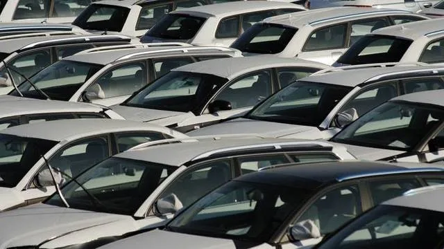 Înmatriculările de autoturisme noi scad ușor în primele 11 luni din 2025