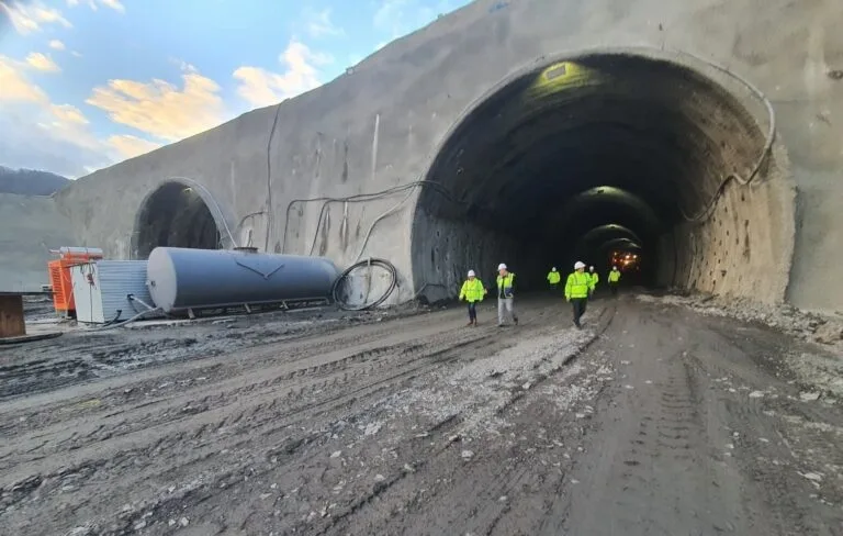 DRDP Craiova: Tunelul de la Robești a fost străpuns pe Autostrada Sibiu–Pitești