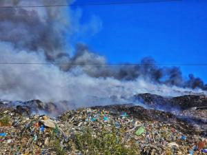 Ministrul Mediului vrea să știe de ce se înmulțesc incendiile de la gropile de gunoi în timpul verii