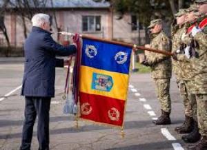 Drapelele de luptă ale geniștilor și cercetașilor militari brăileni decorate de Ministrul Apărării