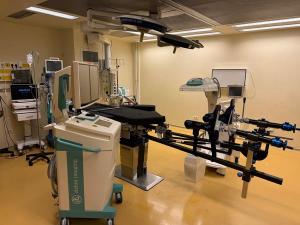 Primul spital de stat din România dotat cu sistemul robotic ROSA pentru intervenții chirurgicale de protezare a genunchiului!