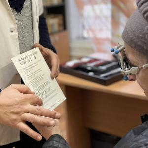 Sute de locuitori din Voluntari, beneficiare de ochelarii campaniei oftalmologice din Ilfov