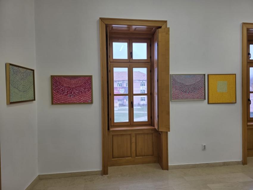 Expoziția Fereastră spre lume, lucrări de artă plastică donată de o artistă hunedoreană