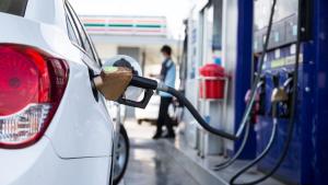 Intervenție pe piața energiei. Guvernul impune restricții și plafonează adaosurile la benzină și motorină