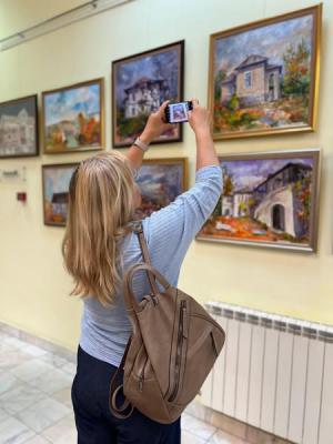 Expoziția «Câmpulung prin culorile anotimpurilor» deschisă la Biblioteca Județeană Dinicu Golescu