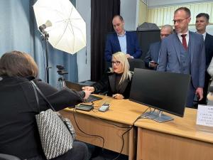 Prima carte electronică de identitate din România, în versiune actualizată, a fost eliberată la Cluj
